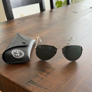 Unisex Ray-Ban Black and Gold Aviator Sunglasses